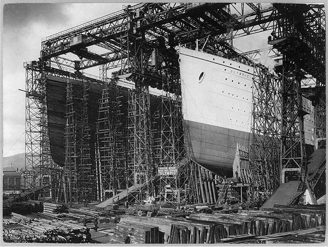 Az Olympic és a Titanic a belfasti száraz dokkban – Fotó: George Grantham Bain Collection (Library of Congress)