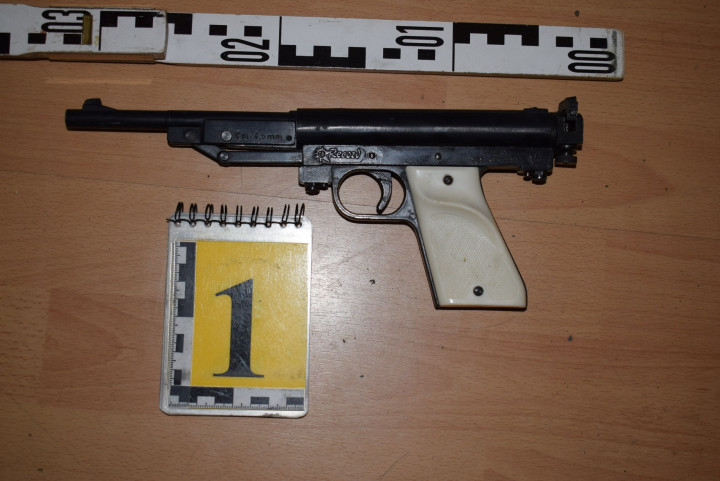 Az egyik elkövetőnél talált egyik fegyver – Fotó: police.hu