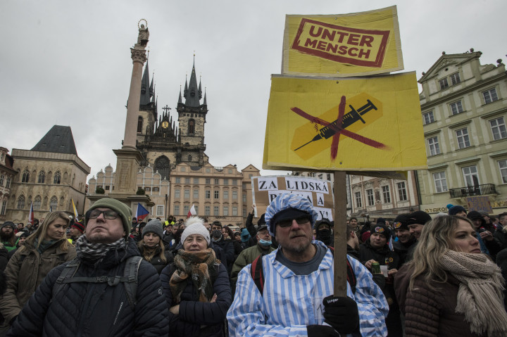 Tüntetők Prágában – Fotó: Michal Cizek / AFP
