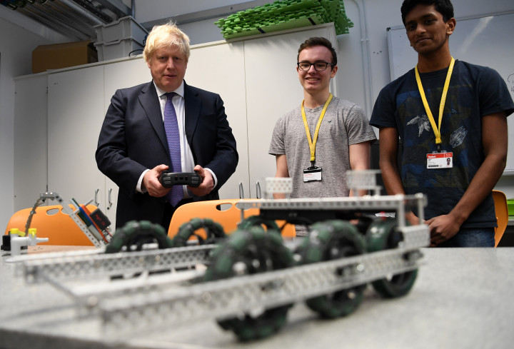 Boris Johnson miniszterelnök egy robotot próbál ki egy londoni egyetem matematikai tanszékén tett látogatása során. A Global Talent vízum bevezetésével a brit kormány tudósokat és matematikusokat kíván ösztönözni a beutazásra – Fotó: Daniel Leal-Olivas-WPA Pool / Getty Images