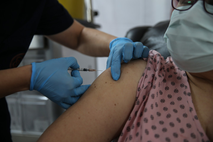 Önkéntes vesz részt a Pfizer–BioNTech-vakcina tesztjének harmadik fázisában az Ankarai Egyetem kórházában 2020 októberében – Fotó: Dogukan Keskinkilic / Anadolu Agency / Getty Images