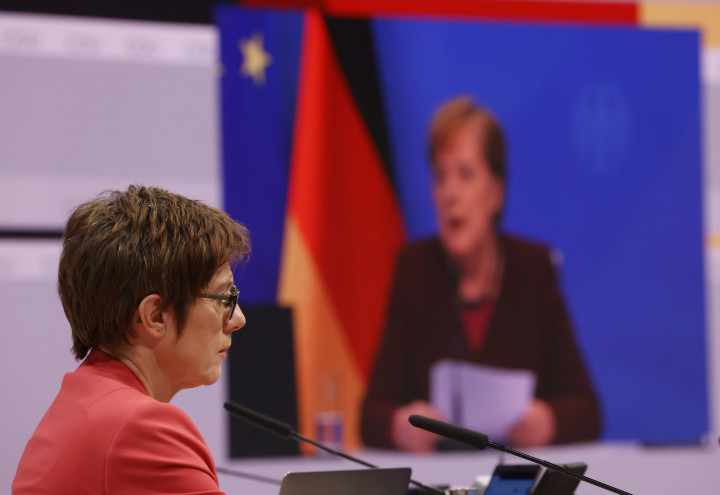 Annegret Kramp-Karrenbauer leköszönő CDU-elnök az online pártkongresszuson hallgatja Merkelt – Fotó: Odd Andersen / AFP / POOL