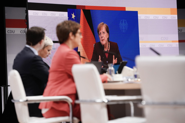 Merkel beszéde az online kongresszuson. Az előtérben a leköszönő pártelnök, Annegret Kramp-Karrenbauer – Fotó: Michael Kappeler / dpa / dpa Picture-Alliance via AFP