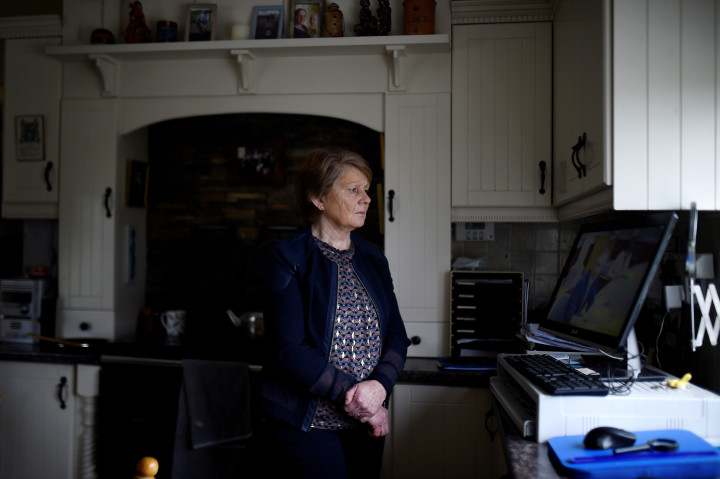 Catherine Corless amatőr történész – aki kutatásával kulcsszerepet játszott az anyaotthonok ügyének nyilvánosságra kerülésében – hallgatja Roderic O'Gorman, ír ifjúságügyi miniszter online beszámolóját 2021. január 12-én – Fotó: Clodagh Kilcoyne / Reuters