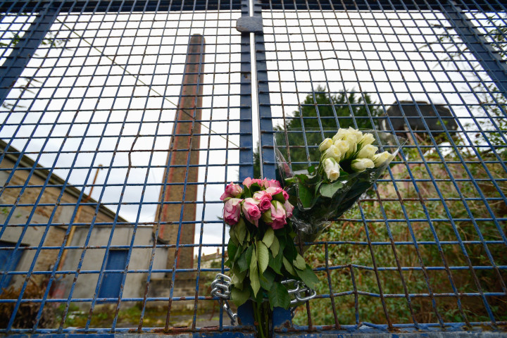 Virágok a dublini Sisters of Charity Magdalene Laundry (Magdolna-mosodaként elhíresült intézmény: a bibliai Mária Magdolnáról kapta a nevét az apácarend, ami megszégyenített nőknek adott menedéket) kapuján 2017-ben – Fotó: Artur Widak / NurPhoto / AFP