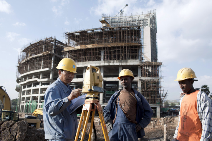 Kínai és etióp munkások egy kínai befektetésből beruházás építkezésén Etiópiában 2010-ben – Fotó: er-Anders Pettersson / Getty Images