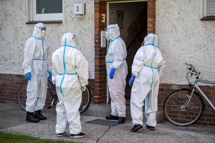 Egészségügyi dolgozók érkeznek koronavírus-teszteket végezni egy szállásra, ahol a Tönnies dolgozói laknak 2020 júniusában – Fotó: David Inderlied / DPA / AP / AFP