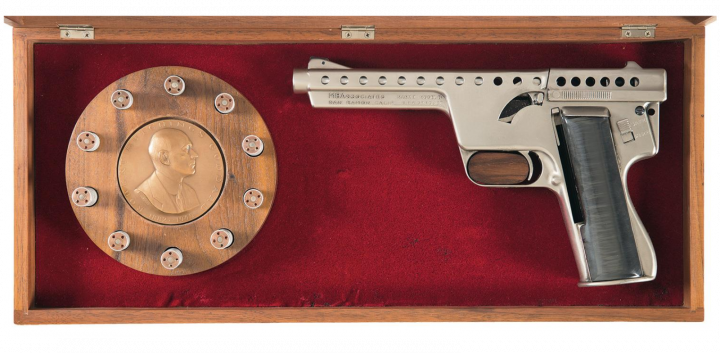 Gyrojet pisztoly és lövedékek egy aukcióról – Fotó: rockislandauction.com