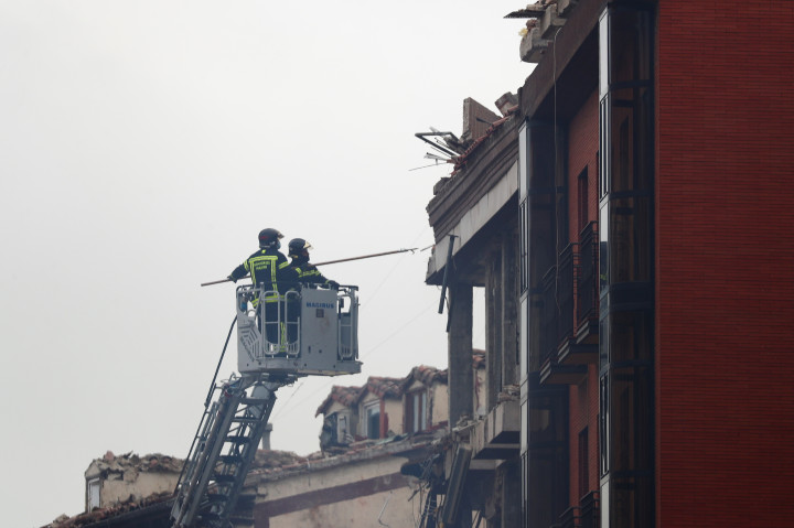 Tűzoltók dolgoznak Madrid belvárosában a robbanás után.Fotó: Sergio Perez / Reuters