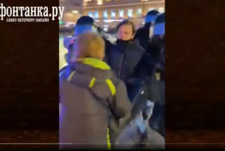 Intenzívre került az orosz tüntetésen hasba rúgott nő