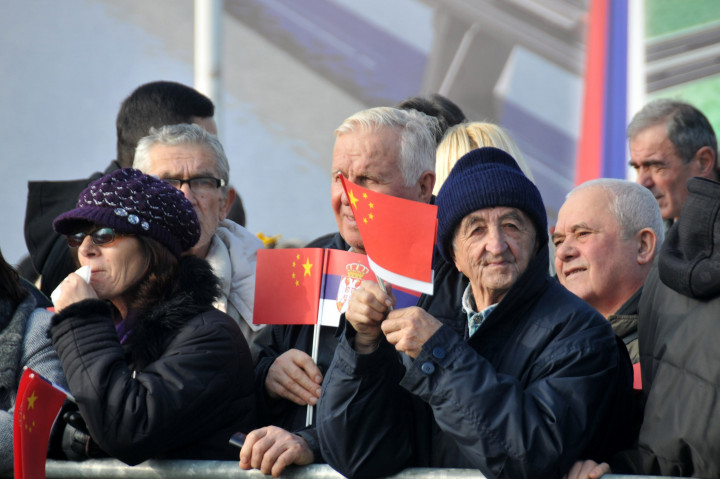 Szerb és kínai zászlók a nézők kezében a belgrádi Pupin-híd átadásakor 2014-ben – Fotó: Medin Halilovic / Anadolu Agency / AFP