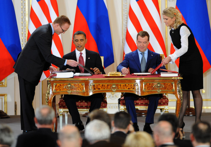 Barack Obama és Dmitrij Medvegyev aláírja az Új Start-szerződést Prágában 2010-ben – Fotó: Joe Klamar / AFP