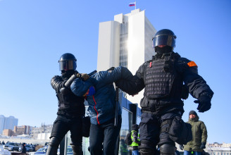 Több tüntetőt vettek őrizetbe Navalnij tárgyalása után, mint amennyi eleinte a hírekben szerepelt, a rendőrök sokkolót is használtak
