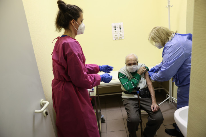 Egy idős férfit oltanak be a Moderna vakcinájával egy V. kerületi háziorvosi rendelőben 2021. február 4-én – Fotó: Huszti István / Telex