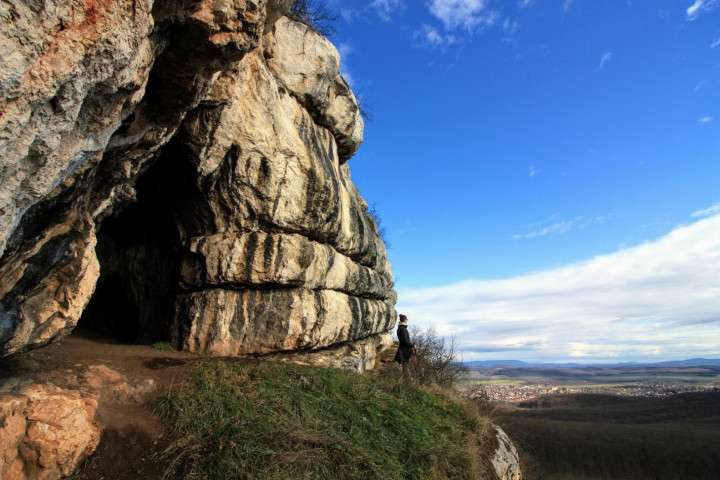 A Pes-kő barlangja és a sziklajárat – Fotó: Tenczer Gábor / Telex