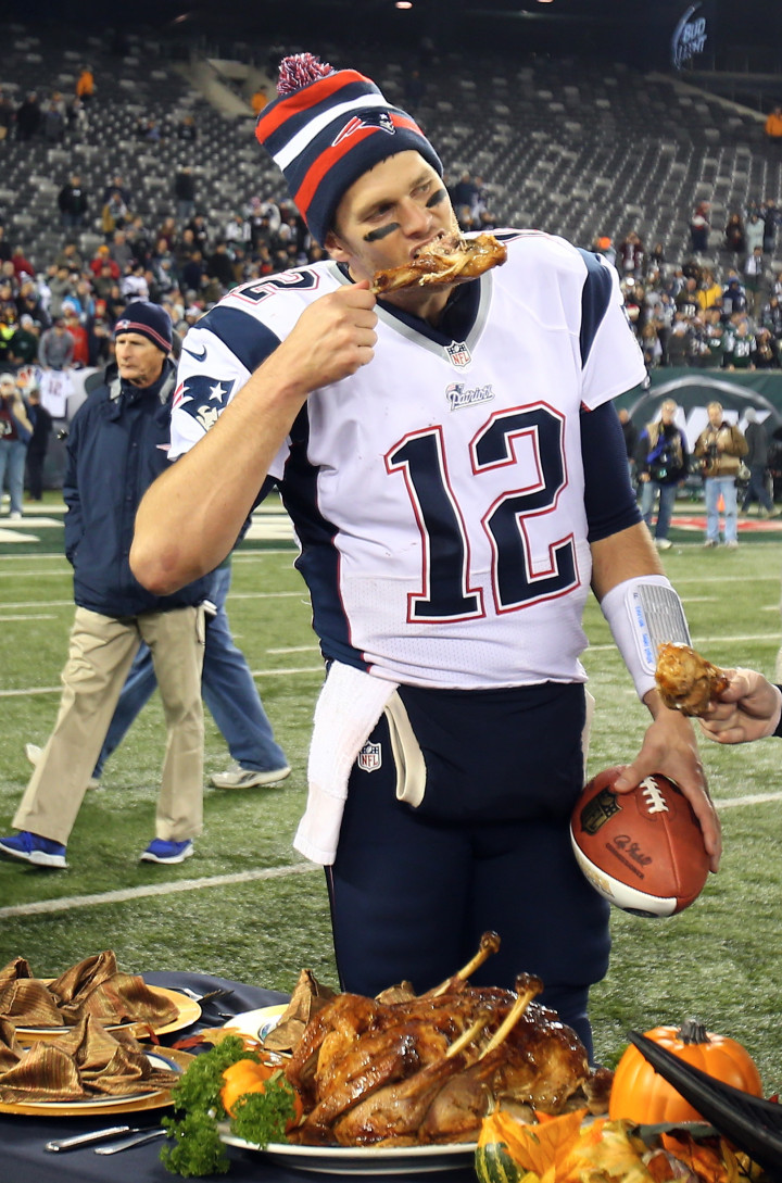Tom Brady sült pulykát eszik egy 2012-es hálaadás környékén játszott meccs után – Fotó: Elsa / Getty Images / AFP