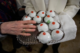Szicíliában sütivel emlékeznek egy szent levágott melleire