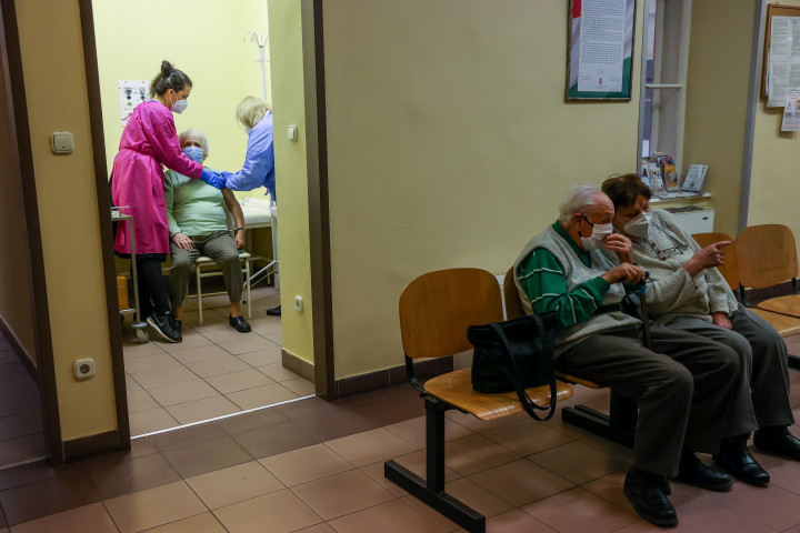 80 év felettiek Covid-19 vírus elleni oltása egy budapesti háziorvosi rendelőben – Fotó: Huszti István / Telex