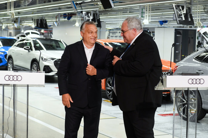 Orbán Viktor miniszterelnök (b) és Alfons Dintner, az Audi Hungaria Zrt. igazgatóságának elnöke a győri Audi-gyárban 2020. június 15-én – Fotó: Koszticsák Szilárd / MTI