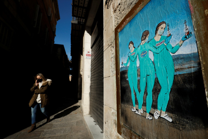Egy plakát a Moderna, Pfizer és AstraZeneca vakcináit tartó nővérekről Barcelonában 2021. január 27-én – Fotó: Albert Gea / Reuters