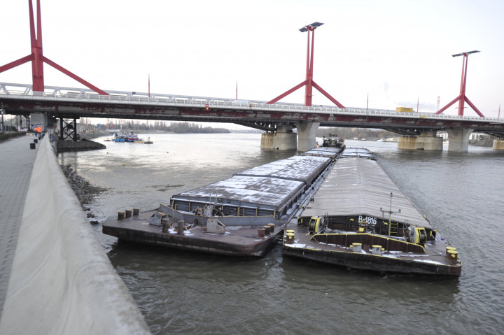 A Rákóczi híd pillérének ütközött uszály 2021. február 12-én – Fotó: Mihádák Zoltán / MTI