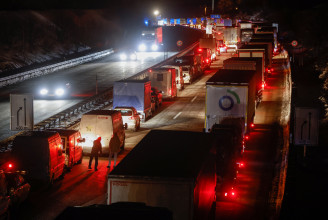 Hatalmas sorok alakultak ki hétfőre a német–cseh határon a lezárások miatt