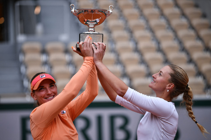 Babos Tímea és Kristina Mladenovic 2020 őszén együtt ünnepelték a párizsi Roland Garroson elért sikerüket – Fotó: AFP/Anne Christine Poujoulat