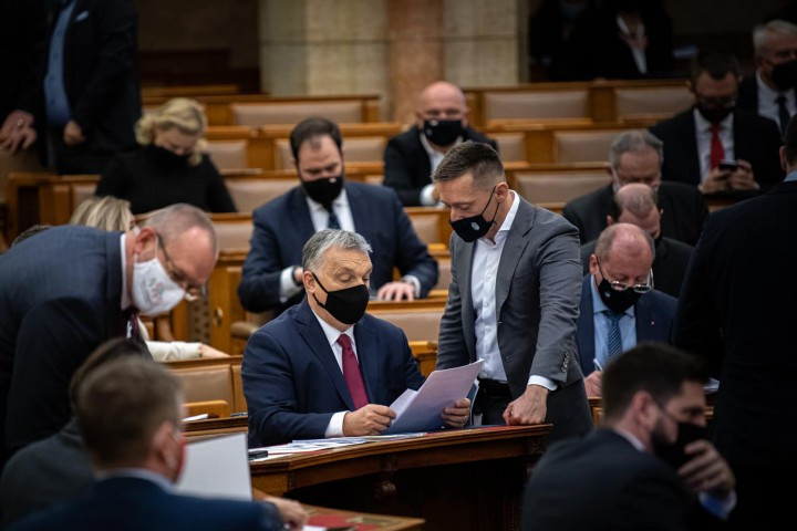 Viktor Orbán and Antal Rogán in parliament on Feb 15, 2021 – Photo: Orbán Viktor / Facebook
