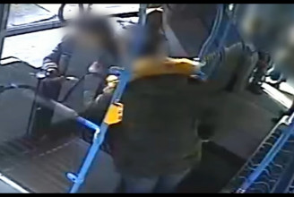 Videón, ahogy megvágják az SZFE-maszkos nő arcát a buszon