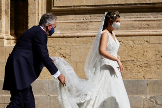 Nagy-Britanniában egy önként
jelentkező jegyespár mindenféle korlátozás nélkül tarthat esküvőt