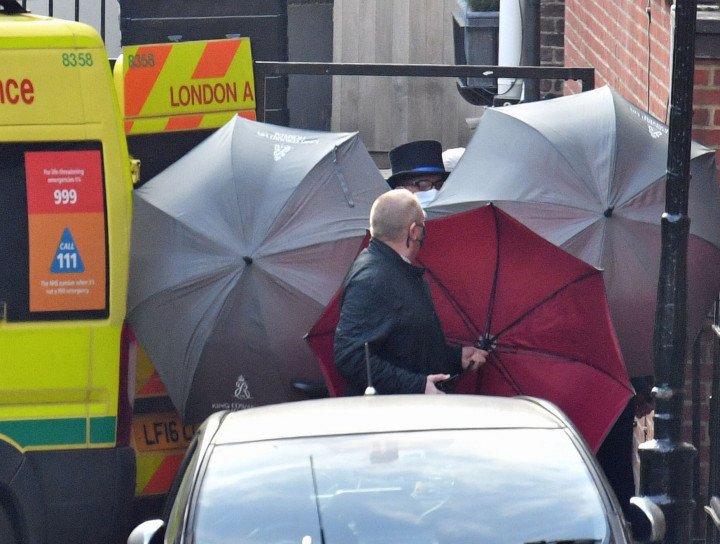 Esernyőkkel védték a fotósok elől a másik kórházba átszállított Fülöp herceget – Fotó: Dominic Lipinski / PA Images / Getty Images