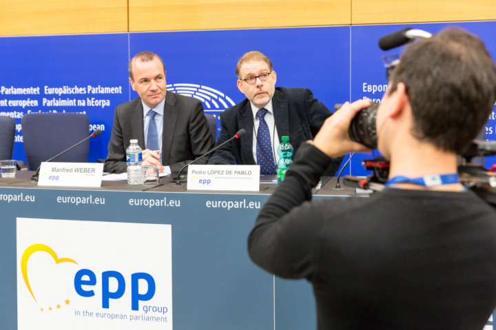 Manfred Weber, az EPP európai parlamenti (EP) frakcióvezetője és Pedro López de Pablo, az Európai Néppárt (EPP) uniós frakciójának kommunikációs igazgatója – Fotó: European Parliament