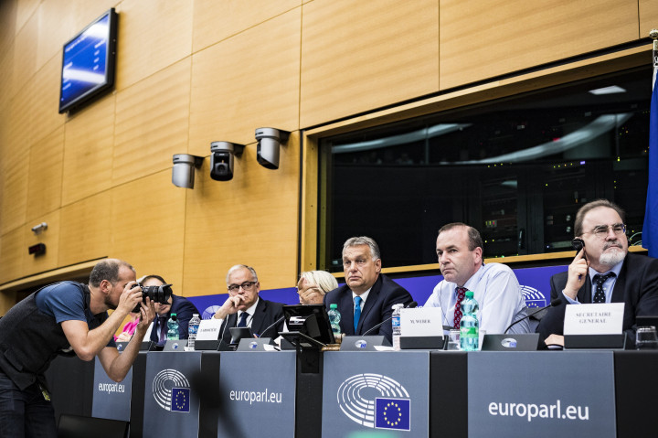 Orbán Viktor miniszterelnök az Európai Néppárt frakcióülésén az EP épületében, Strasbourgban 2018. szeptember 11-én. Mellette jobbra Manfred Weber, az Európai Néppárt, az EPP frakcióvezetője – Fotó: Miniszterelnöki Sajtóiroda / Szecsődi Balázs / MTI