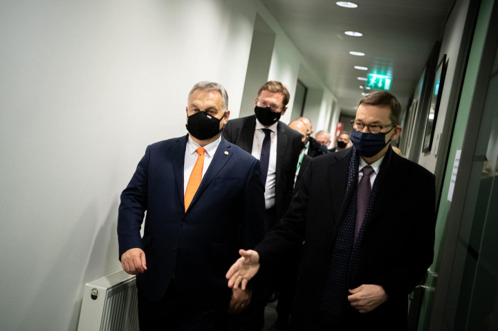 Orbán Viktor érkezik Brüsszelbe 2020. december 10-én, az Európai Unió következő többéves költségvetéséről és a koronavírus-járvány utáni helyreállítási alapról döntő csúcstalálkozóra – Fotó: Orbán Viktor / Facebook
