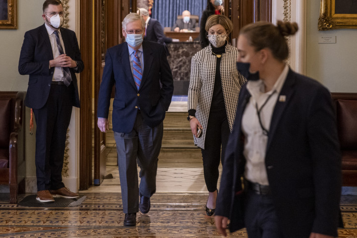 Mitch McConnell a Capitoliumban, miután a szenátus 50–49-re elfogadta a mentőcsomagról szóló törvényjavaslatot 2021. március 6-án – Fotó: Tasos Katopodis / Getty Images / AFP