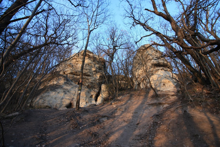 A Hármas- és Négyes-szikla (fent), valamint a Kő-orr platója – Fotó: Tenczer Gábor / Telex