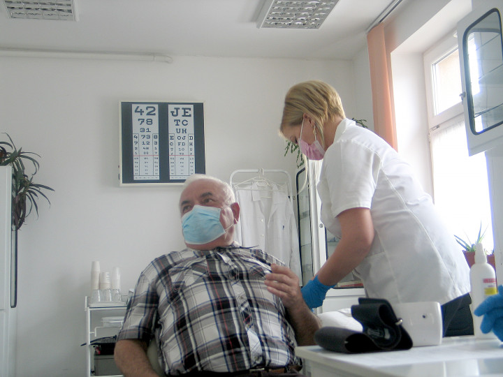 Emil Pőcze is being vaccinated by Renáta Gombos – Photo: Ágnes Sudár / Telex