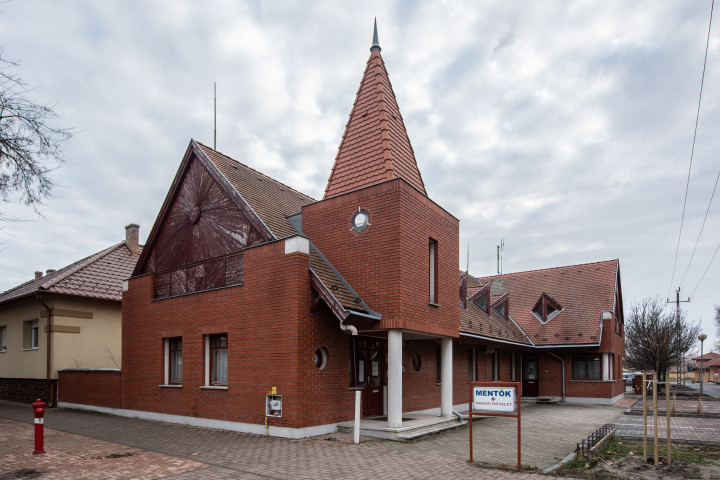 A mentőállomás épülete Kisteleken – Fotó: Bődey János / Telex