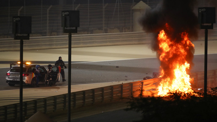 Romain Grosjean balesete a Bahreini Nagydíjon – Fotó: Bryn Lennon / AFP
