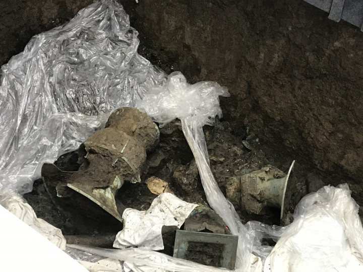 Fent: tárgyak az ásatáson; lent: az egyik gödörben talált bronzszobor – Fotó: cdsb / Imaginechina via AFP