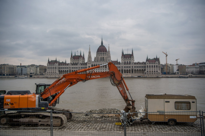 Munkagép a vizes-vb óriás-toronyugró építményének bontás alatt lévő talapzatánál a fővárosi Batthyány téren, 2018-ban – Fotó: Balogh Zoltán / MTI
