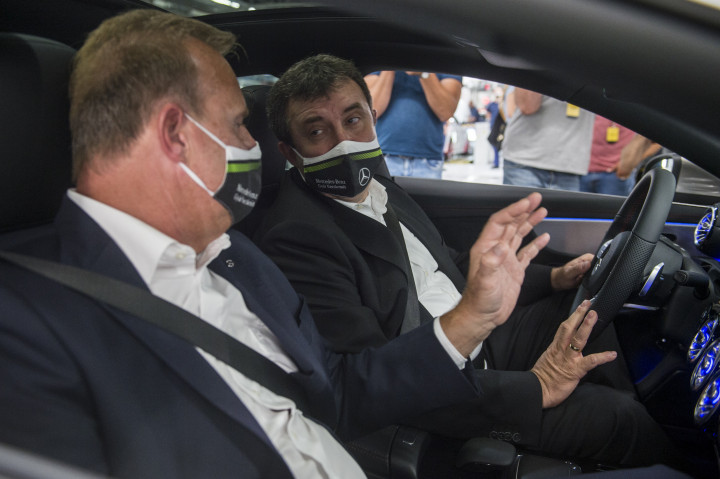 Palkovics László innovációs és technológiai miniszter (j) és Christian Wolff, a Mercedes-Benz Manufacturing Hungary Kft. ügyvezetője az első hibrid autóban, egy Mercedes-Benz CLA 250 e Coupé modellben a kecskeméti Mercedes-gyárban 2020. július 21-én – Ujvári Sándor / MTI