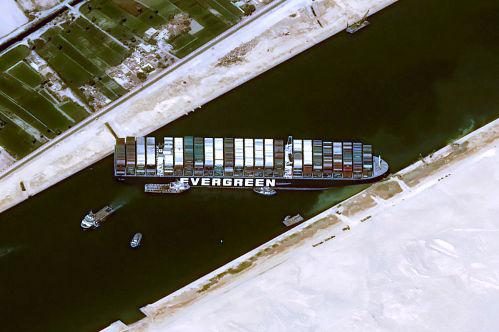 Akár a netes rendeléseink is megakadhatnak a Szuezi-csatornába szorult óriáshajó miatt