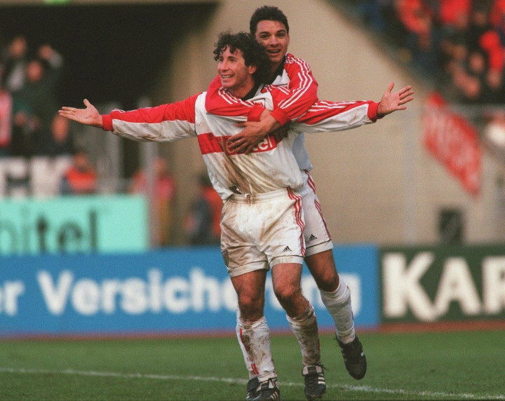 Lisztes Krisztián és Ioan Viorel örülnek a csapatuk második góljának a VFB Stuttgart – FC Bayern München mérkőzésen 2000. március 4-én – Fotó: Marcus Brandt / Bongarts / Getty Images