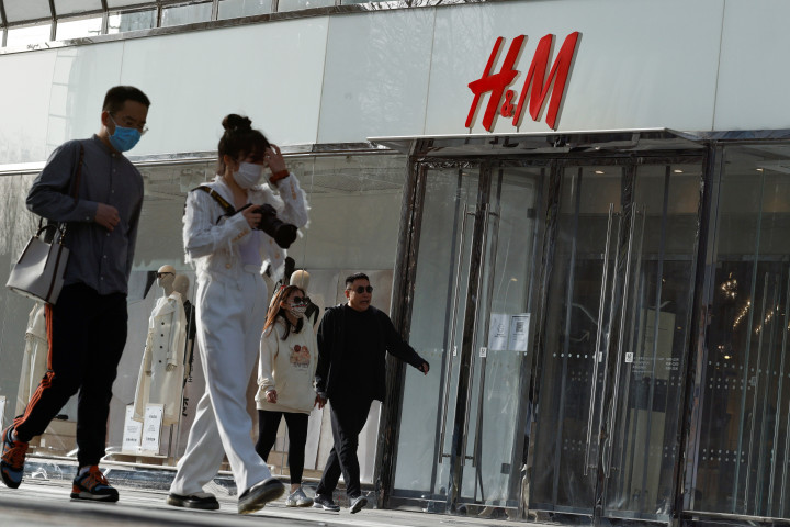 Járókelők egy pekingi H&M előtt – Fotó: Reuters / Thomas Peter