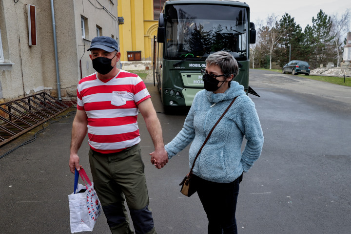 A Lackó házaspár Romhányban az oltóbusz előtt – Fotó: Huszti István / Telex