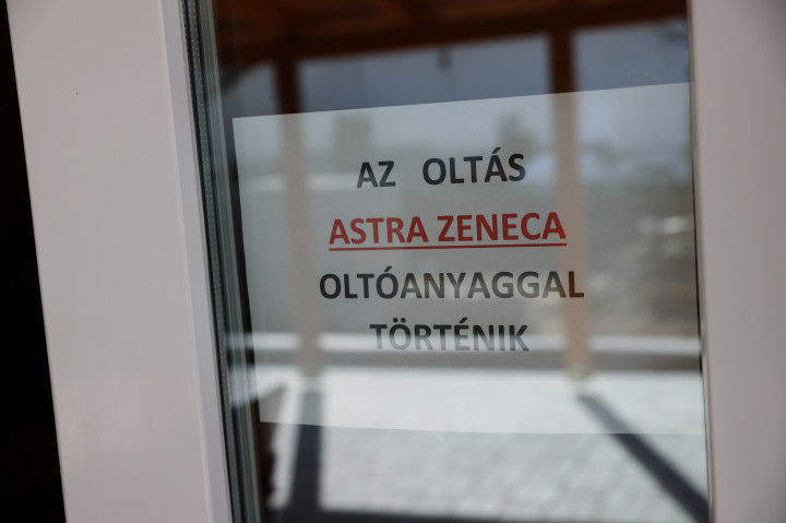 A honvédség mobil oltópontja Szendehely községházában – Fotó: Huszti István / Telex