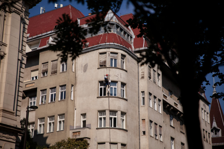 Felújítás egy budapesti ház homlokzatán 2020 szeptemberében – Fotó: Rostás Bianka / Telex