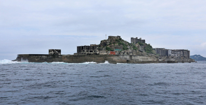 Kicsit távolabbról nézve jól látszik, hogy miért is hívják a szigetet Hadihajó-szigetnek – Fotó: Motoki Nakashima / Yomiuri Shimbun / AFP