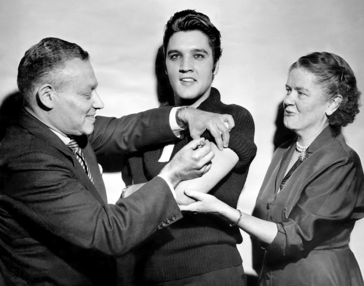 1956-ban Elvis Presley a nyilvánosság előtt megkapta a gyerekbénulás elleni oltást – Fotó: Seymour Wally / NY Daily News Archive / Getty Images